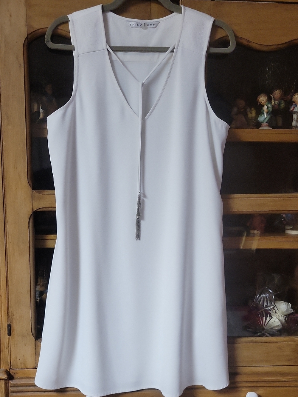 Trina Turk White Sleeveless V-Neck Shift Dress Sz 12 Tassel & Side Seam Pockets